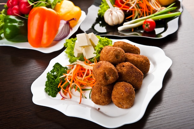 Comer comida rápida, en un plato