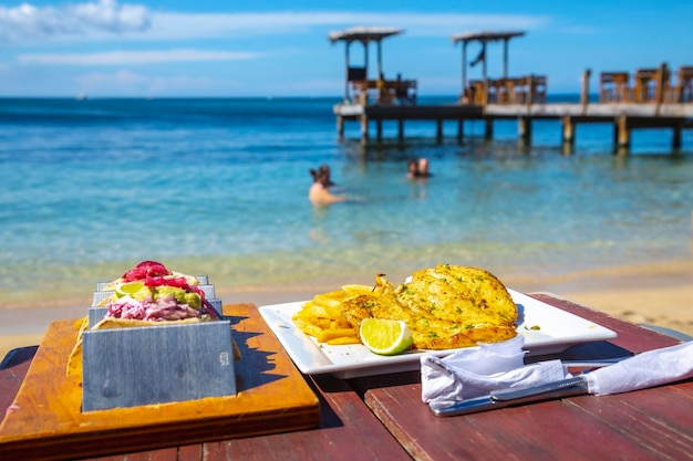 Comer comida típica hondureña en la playa de West End en la isla de Roatán