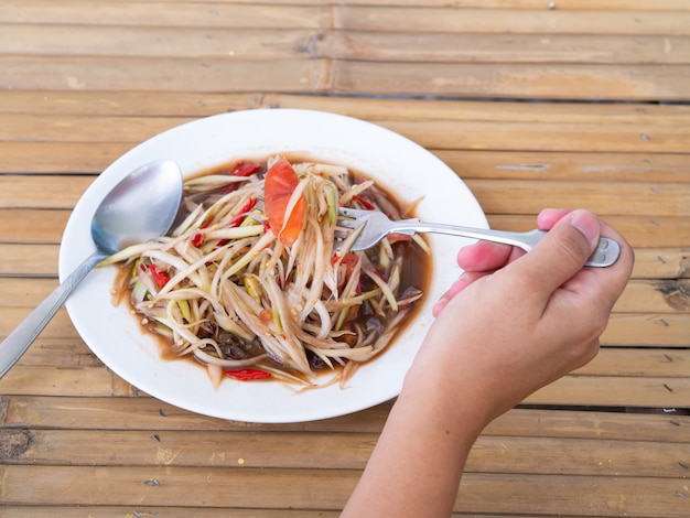 Comer ensalada de papaya thaifood