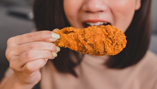 Comer frango frito na hora de levar e na entrega. fast food para viagem de  volta