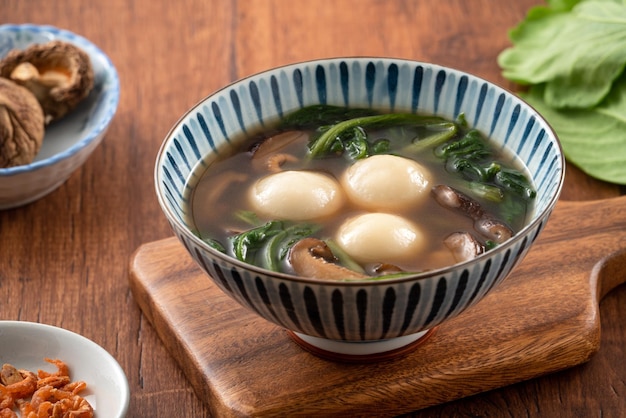 Comer grandes tangyuan yuanxiao con sopa salada en Taiwán