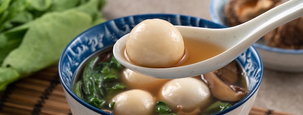 Comer grandes tangyuan yuanxiao con sopa salada en Taiwán