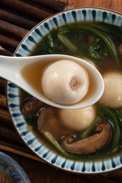 Comer grandes tangyuan yuanxiao con sopa salada en Taiwán