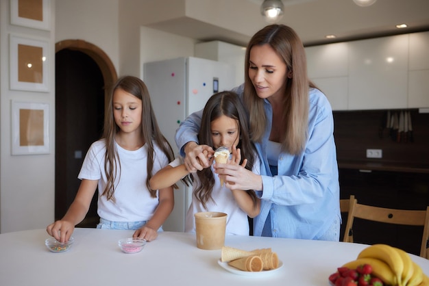 Comer helado Familia asiática feliz comiendo helado en casa Hermoso niño alimentando a la madre