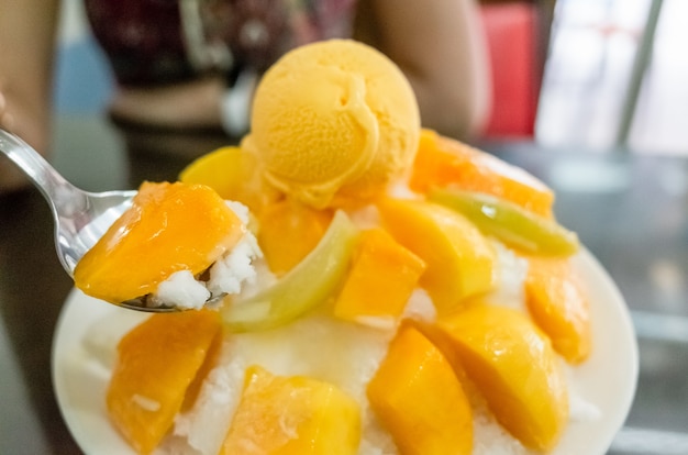 Comer hielo raspado de mango con postre colorido, famosos bocadillos taiwaneses en Taiwán