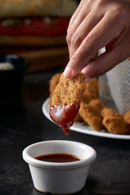 Comer nuggets de frango