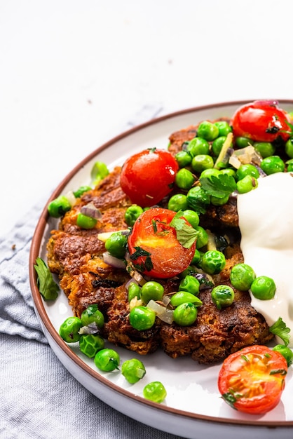 Comer panquecas de grão de bico leves e saudáveis