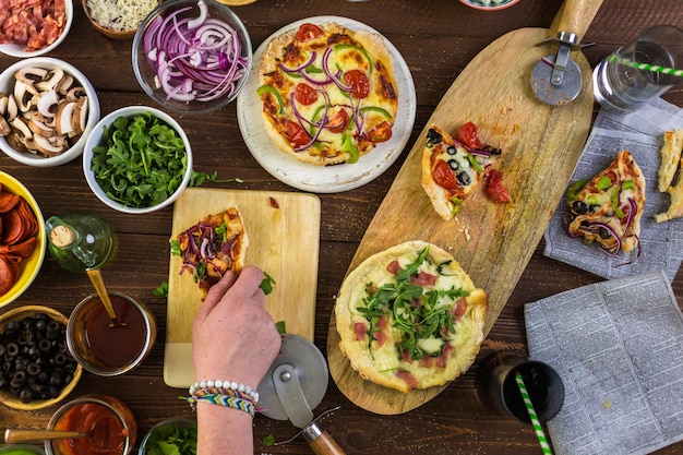 Comer pizzas individuales de pizzería.