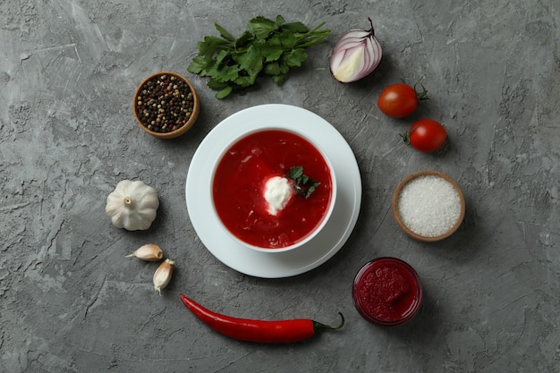 Comer saboroso com borscht na superfície cinza