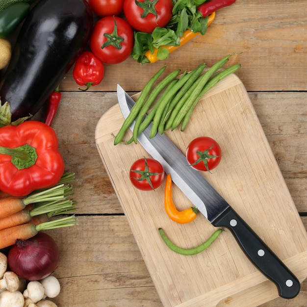 Comer sano preparar comida sonriente cara de verduras