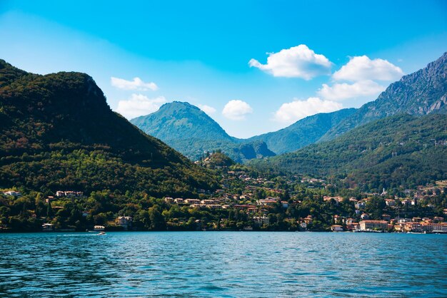 Comer See in Italien Naturlandschaft mit Bergen und blauem See