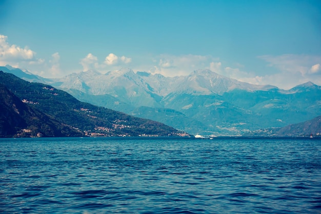 Comer See in Italien Naturlandschaft mit Bergen und blauem See