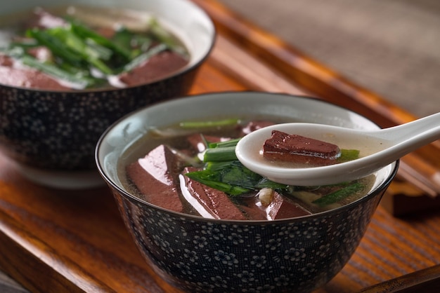 Comer sopa de sangre de cerdo tradicional taiwanesa con hojas de mostaza en escabeche