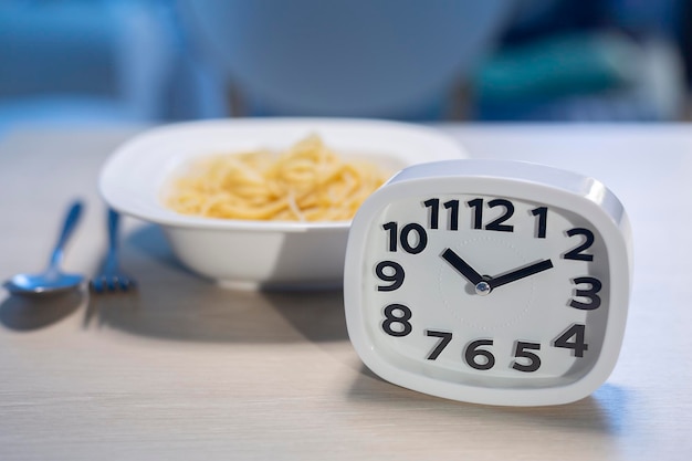 Comer tarde da noite sozinho em casa ou na cena do apartamento