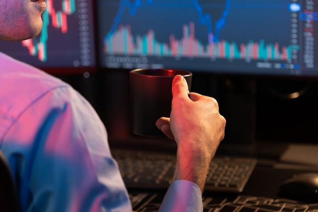 Comercial de negocios de trabajo recortado sosteniendo una taza de café centrándose en el stock Gusher