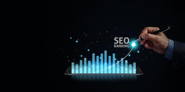 Un comercializador de negocios señala un gráfico que explica los conceptos de SEO y las herramientas de análisis de optimización basadas en datos.