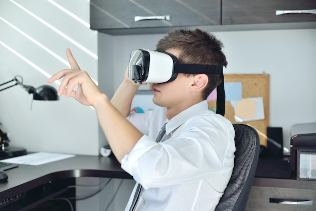 Comerciante con casco de realidad virtual
