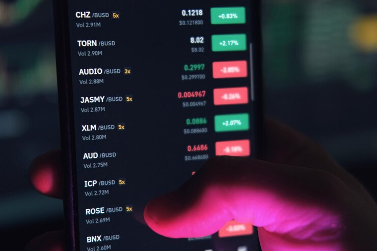 Foto comerciante de hombre de negocios que usa un teléfono inteligente para verificar la bolsa de valores hombre que usa un teléfono móvil con una aplicación de inversión inversión en el mercado de valores y comercio de criptomonedas en la aplicación en la mano datos comerciales en línea