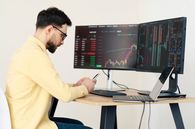 Foto comerciante que tiene un teléfono móvil usando una computadora portátil que trabaja en línea con un gráfico criptográfico en la oficina