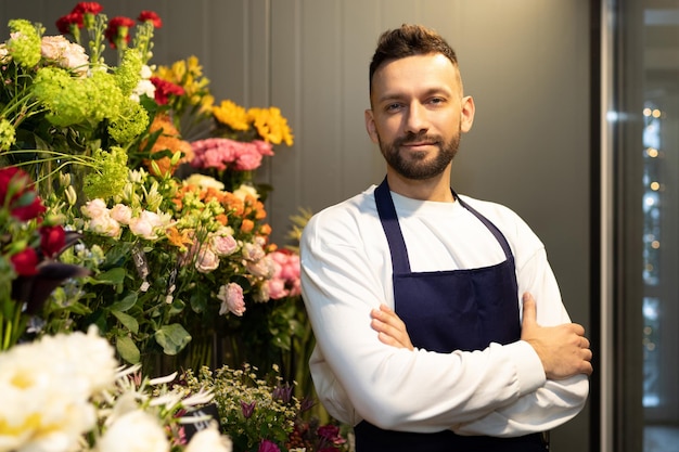 Comerciante único vende flores frescas y plantas en macetas