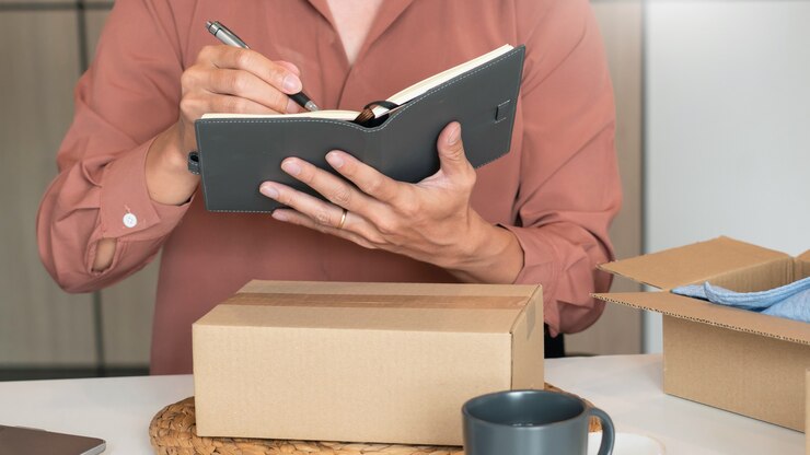 Foto comerciantes emprendedores de pequeñas empresas en línea que trabajan en la tienda preparando productos para entregar a los clientes, inicio y concepto de negocio en línea.