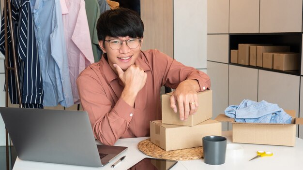 Comerciantes emprendedores de pequeñas empresas en línea que trabajan en la tienda preparando productos para entregar a los clientes, inicio y concepto de negocio en línea.