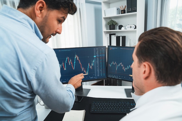 Los comerciantes que discuten la moneda digital se centran en el gráfico de mercado en tiempo real