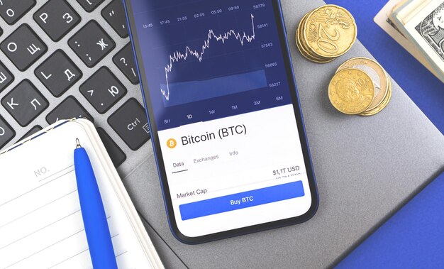 Comercio de criptomonedas y compra de bitcoins en la foto de concepto de tecnología móvil de fondo de bolsas de valores