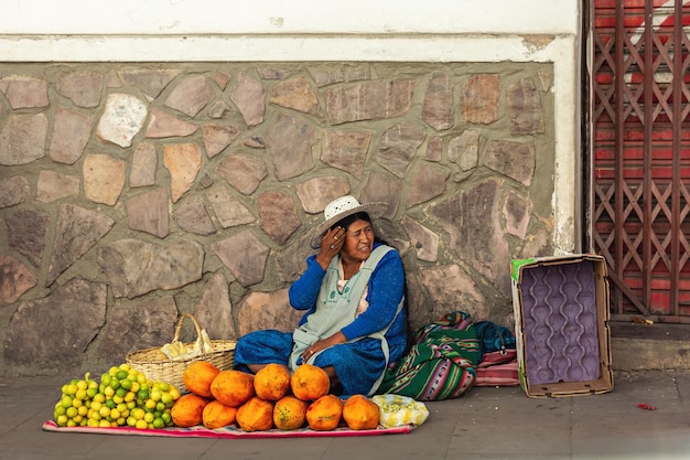 Comércio de rua. Uma mulher da Bolívia vende frutas na rua de Sucre. Bolívia