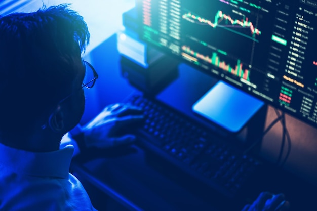 Comercio diario en el mercado en línea de criptomonedas