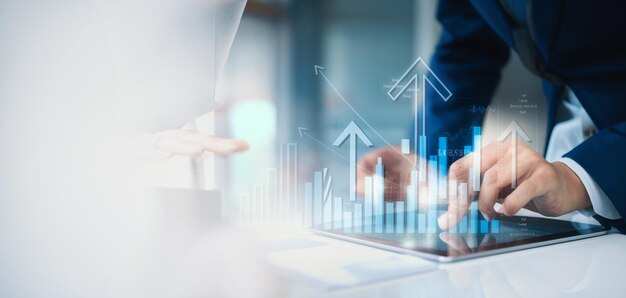 Comercio digital concepto de venta en línea Mujer de negocios utiliza portátil con publicidad en el sitio web