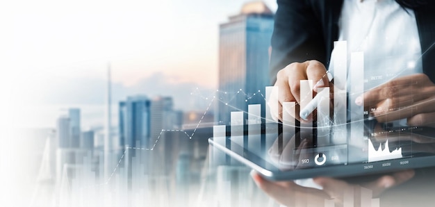 Comercio digital concepto de venta en línea Mujer de negocios utiliza portátil con publicidad en el sitio web
