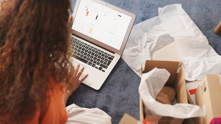 Foto comercio electrónico de moda y caja de pequeñas empresas con computadora portátil para organización de inventario y empaque empresaria de compras en línea y empresa de ropa que clasifica paquetes para el cronograma de entrega