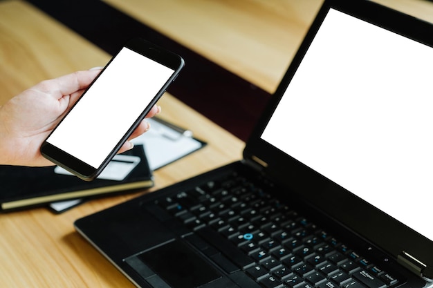 Foto comercio electrónico y tecnología informática y móvil moderna para su negocio pantallas blancas en blanco de teléfonos inteligentes y portátiles espacio libre para publicidad