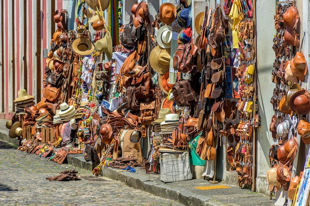 Comercio de productos de recuerdo e instrumentos musicales en las calles de Pelourinho en Salvador Bahia