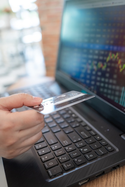 Foto comercio con tarjeta de crédito y computadora portátil