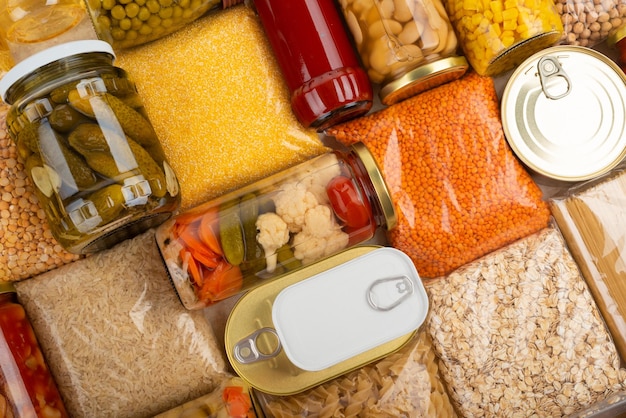 Foto comestibles de supervivencia de emergencia en la mesa de la cocina primer plano lay