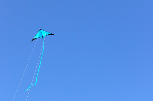 Cometa azul volando