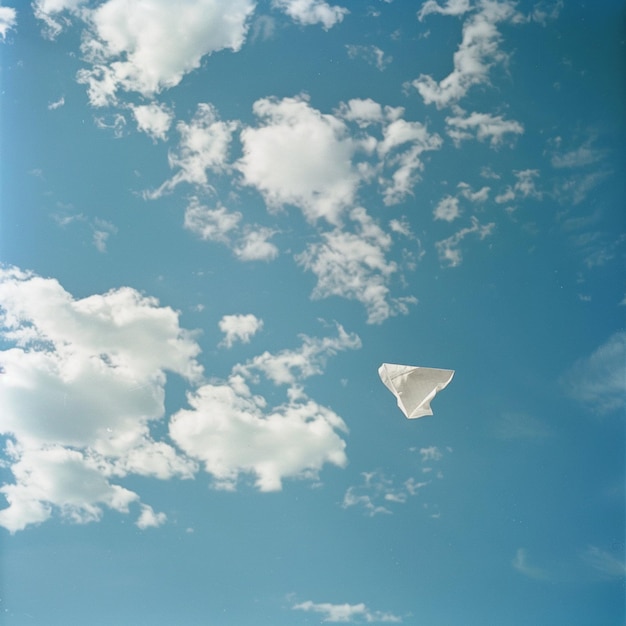 Foto una cometa blanca está volando en el cielo y la bolsa está en el aire