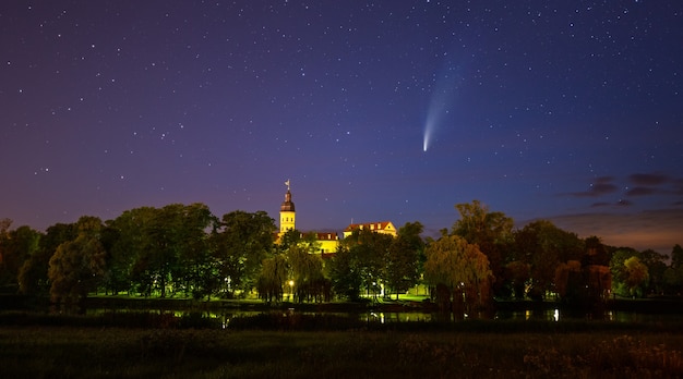 Cometa C / 2020 F3 (NEOWISE) sobre antiguo castillo