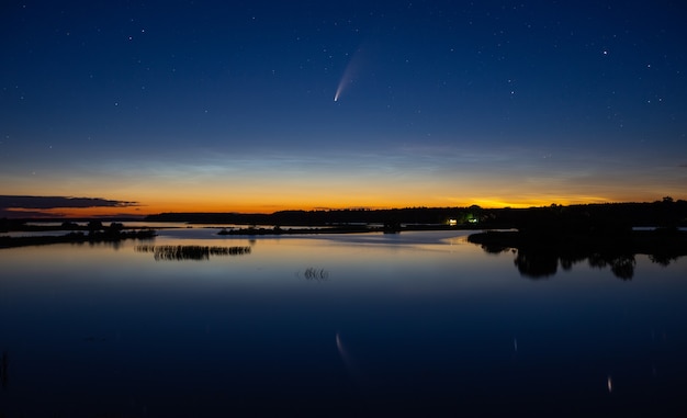 El cometa C / 2020 F3 (NEOWISE) sobre un hermoso paisaje al atardecer