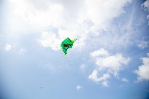 Foto una cometa verde en el cielo