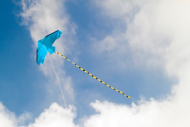 Cometa volando contra el cielo azul en un día soleado