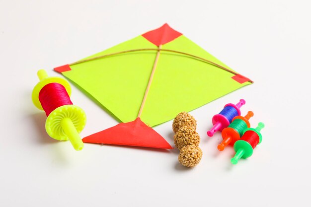 Cometas y cuerdas de papel de colores, concepto del festival Makar Sankranti