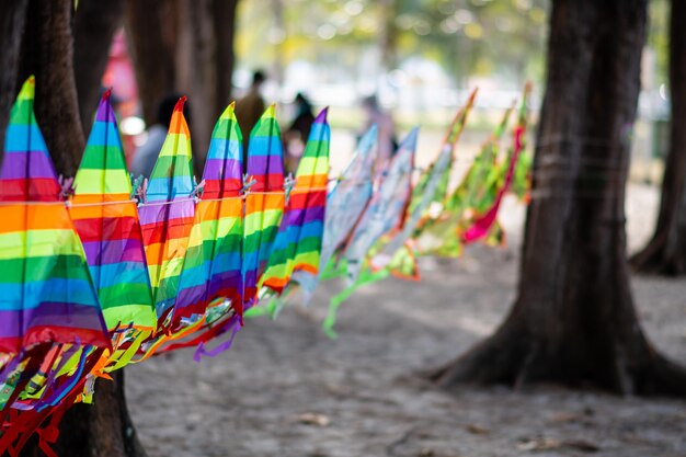 Cometas de enfoque selectivo Hermosas cometas coloridas colgando juntas en la playa junto al mar para la venta a los turistas que vienen a visitar por la noche cuando sopla el viento Primer plano de fondo borroso