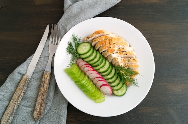 Comida adecuada de la dieta, verduras frescas con pollo.