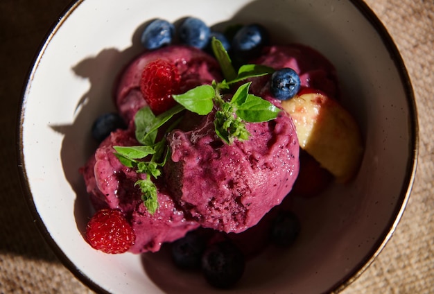 Comida ainda vida postura plana de um sorvete de sorvete de baga saudável vegano cru roxo caseiro refrescante