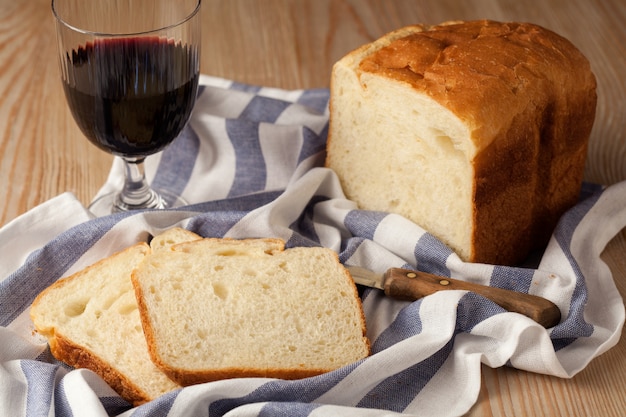 Foto comida. ainda vida. um copo de vinho, pão