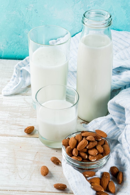 Comida alternativa vegana, leche de almendras no lácteas en azul claro,