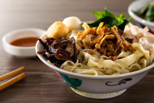 La comida ambulante de Malasia, Pan Mee, está hecha con una masa simple a base de harina con caldo de anchoas.